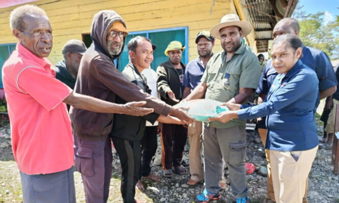 
					Ketua NasDem Peduli Kemanusiaan DPW Partai NasDem Papua Pegunungan Lenny C Weya didampingi Perwakilan Pengurus DPW Partai NasDem Papua Pegunungan Yos Elopere saat memberikan bantuan beras bagi warga terdampak banjir dan longsor di Jayawijaya. (Foto: Istimewa)