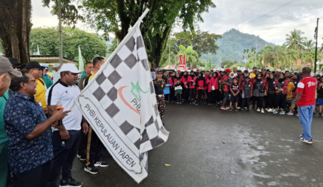 
					Pelepasan jalan santai oleh Asisten III Setda Kepulauan Yapen Saskar Paiderouw. (KabarPapua.co/Ainun Faathirjal)