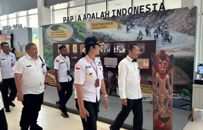 
					Kepala Bidang PLBN Skouw, Ni Luh Puspa Jayaningsih dampingi Asisten Deputi Koordinasi Kerja Sama Kelembagaan Keimigrasian dan Pemasyarakatan, Kementerian Koordinator Bidang Hukum, Hak Asasi Manusia, Imigrasi dan Pemasyarakatan Republik Indonesia, Herdaus mengunjungi Pos Lintas Batas Negara (PLBN) Skouw di Kota Jayapura. Foto: PLBN Skouw