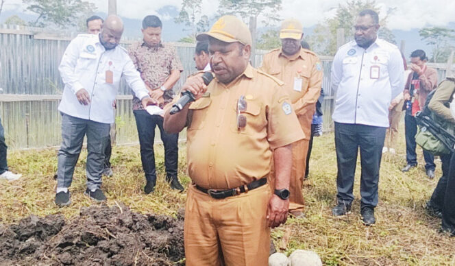 
					Asisten II Sekda Jayawijaya, Lekius Yikwa saat meletakan batu pertama pembangunan Gedung UNIBA Papua. (Foto: istimewa)