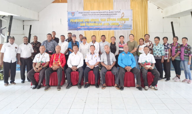 
					Wakil Bupati Kepulauan Yapen Roi Palunga berfoto bersama para peserta seniman Kepulauan Yapen. (KabarPapua.co/Ainun Faathirjal)
