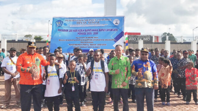 
					Bupati Jayawijaya Athenius Murip bersama Asisten I Setda Jayawijaya Tinggal Wusono dan Asisten II Setda Jayawijaya Lekius Jikwa, serta para anak jalanan yang akan mengikuti pembinaan di Yogyakarta. (KabarPapua.co/Agris Wistrijaya)