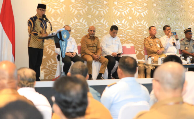 
					Mendes PDT Yandri Susanto saat meluncurkan pembentukan Koperasi Desa Merah Putih se-Papua di Kantor Gubernur Papua. (Foto: Dian Mustikawati)
