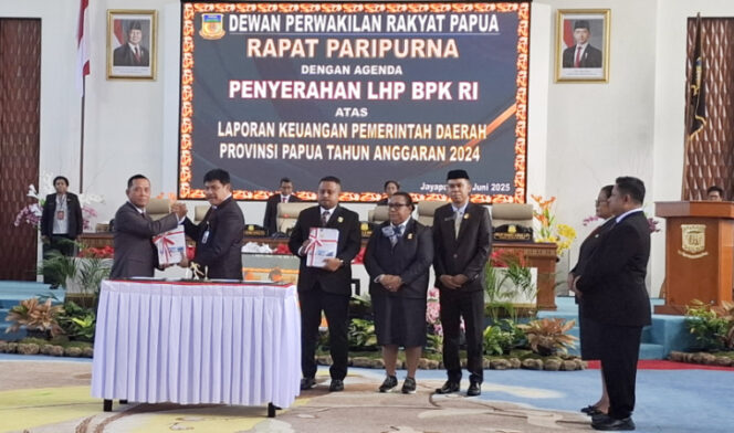
					Penyerahan LHP LKPD dari BPK kepada Pemprov Papua dan DPR Papua. (KabarPapua.co/Imelda)