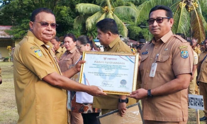 
					Penyerahan penghargaan oleh Bupati Benyamin Arisoy kepada Disdukcapil Kepulauan Yapen. (Foto dok: Humas Pemkab Kepulauan Yapen))