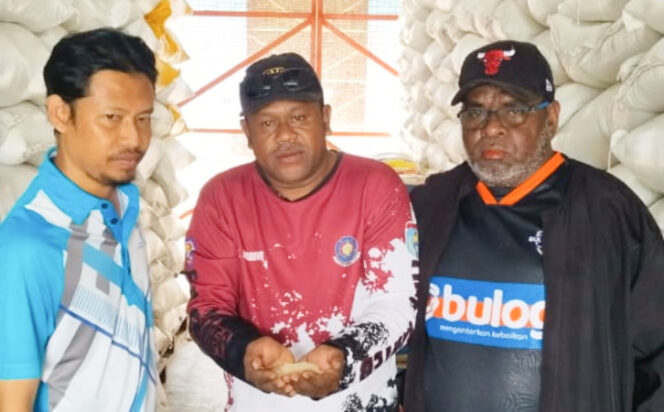 
					Bastian Worumi saat melakukan penukaran beras di Gudang Bulog Serui. (KabarPapua.co/Ainun Faathirjal)
