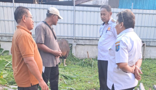 
					Penyerahan hewan kurban Iduladha  dihadiri Wakil Bupati Kepulauan Yapen Roi Palunga dan Sekda  Erny Renny Tania. (Foto dok: Humas Pemkab Kepulauan Yapen)