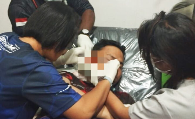 
					Personel Polres Intan Jaya sedang dirawat akibat terluka dianiaya pelaku yang diduga dari KKB. (Foto Dok: Satgas Damai Cartenz)
