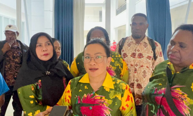 
					Plt Sekertaris Dinas Sosial Kabupaten Jayawijaya, Indrawati Malino saat wawancara dengan wartawan. (KabarPapua.co/Agris Wistrijaya)