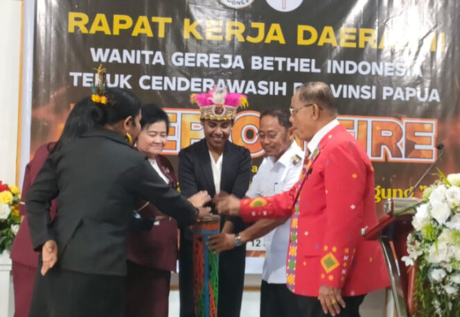 
					Wakil Bupati Kabupaten Kepulauan Yapen Roi Palunga membuka Rapat Kerja Daerah (Rakerda) II Wanita Bethel Indonesia Wilayah Teluk Cenderawasih Provinsi Papua 2025. Foto: Ainun Faathirjal/Kabarpapua.co