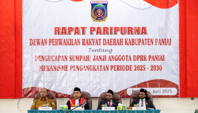
					Saat Rapat Paripurna DPRD Kabupaten Paniai tentang Pengucapan Sumpah/Janji Anggota DPRK Paniai Mekanisme Pengangkatan Periode 2025-2030. (KabarPapua.co/Vero)