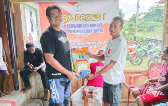 
					Saat legislator Partai NasDem Rian Hendrik menyerahkan bantuan beras kepada masyarakat dan juga menyerap aspirasi masyarakat dalam reses pertamanya sebagai anggota DPRK Kepulauan Yapen. (Foto dok IST) 