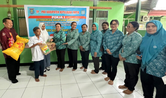 
					Penyerahan bantuan bapok oleh TP PKK Kepulauan Yapen kepada anak-anak Panti Asuhan Muhammadiyah Serui. (KabarPapua.co/Ainun Faathirjal)