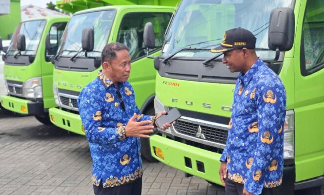 
					Wakil Bupati Kepulauan Yapen Roi Palunga saat melihat langsung 4 truk baru pengangkut sampah. (Foto dok: Humas Pemkab Kepulauan Yapen)
