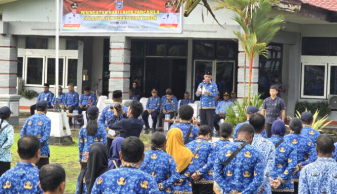 
					Wakil Bupati Kepulauan Yapen, Roi Palunga pimpin Upacara Hari Pancasila. (KabarPapua.co/Ainun Faathirjal) 