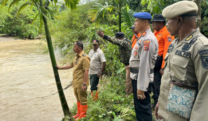 
					Kanjungan Wabup Kepulauan Yapen Roi Palunga ke lokasi terdampak banjir. (Foto dok: Humas Pemkab Kepulauan Yapen)
