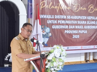 Wakil Bupati Kepulauan Yapen Roi Palunga memberikan kata sambutan dalam kegiatan pelantikan dan pengambilan sumpah janji Panwaslu Distrik. (KabarPapua.co/Ainun Faathirjal)
