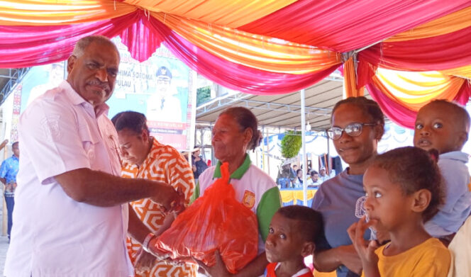 
					Pemkot Jayapura Wali Kota Jayapura Abisai Rollo saat memberikan bantuan bapok bagi warga. (KabarPapua.co/Natalya Yoku)