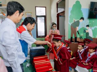 32 siswa PAUD Sadar Lingkungan (Darling), yang menjadi program unggulan binaan CSR Pertamina Patra Niaga Aviation Fuel Terminal (AFT) Pattimura lulus membanggakan. Foto: Pertamina Papua Maluku