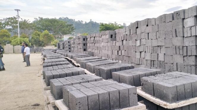 
					Sepanjang tahun 2024 hingga Mei 2025, total 5.325 ton FABA berhasil diolah dan dimanfaatkan sebagai bahan baku campuran untuk berbagai proyek infrastruktur dan produk bernilai tinggi, memberikan kontribusi signifikan bagi lingkungan dan pemberdayaan masyarakat. Foto: PLN 