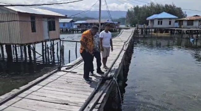 Air bersih mengalir di Kampung Enggros - kampung tertua di Kota Jayapura. Foto: Humas Polda Papua