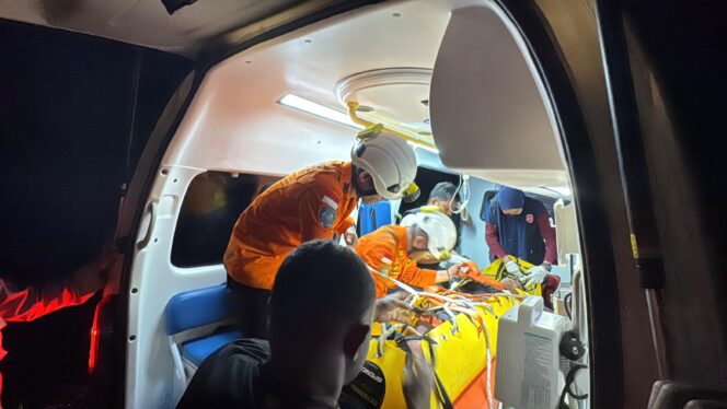 
					SAR Jayapura selamatkan pemuda yang jatuh di sekitar kaki Gunung Cyclop. Foto SAR Jayapura