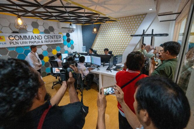 
					Kunjungan belasan media di Kota Jayapura ke Command Center PLN Papua dan Papua Barat. Foto: PLN Papua dan Papua Barat