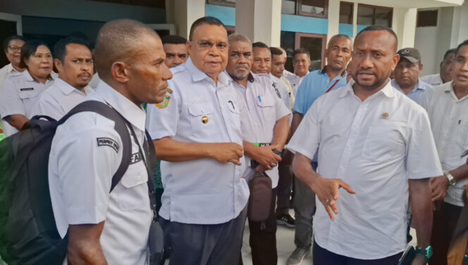 
					Anggota DPR RI dapil Papua saat melakukan reses ke Kepulauan Yapen. Foto: Ainun Faathirjal/Kabarpapua.co