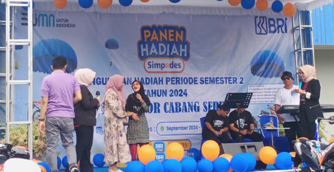 
					Panen Hadiah nasabah BRI Serui. Foto: Ainun Faathirjal/Kabarpapua.co
