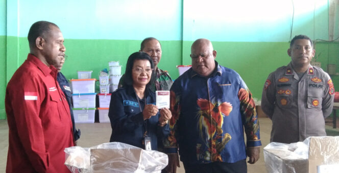 
					Pembukaan segel surat suara di KPU Kota Jayapura yang disaksikan Pemkot Jayapura, Bawaslu dan TNI Polri. Foto: Natalya Yoku/Kabarpapua.co