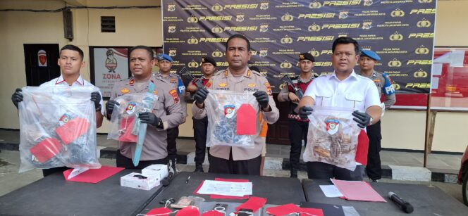 
					Polresta Jayapura Kota memperlihatkan sejumlah barang bukti dari kasus pembunuhan pemilik laundry di Abepura. Foto: Imelda/KabarPapua.co