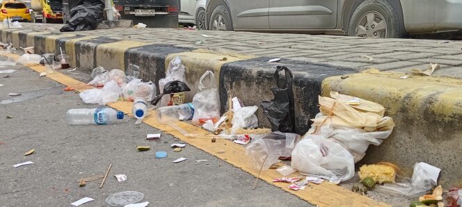 
					Sampah di lokasi CFD Holtekamp Kota Jayapura. Foto: Natalya Yoku/KabarPapua.co