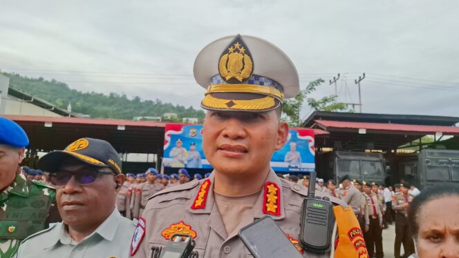 
					Direktur Lalu Lintas Polda Papua, Kombes Pol Tri Yulianto, usai apel Operasi Patuh Cartenz. Foto: Imelda/KabarPapua.co