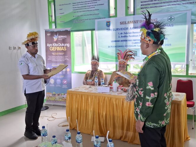 
					Surveior Akreditasi Puskesmas dr. Febrian Remexio Suwuh dan Andika Ferdinan Manurung, S.KM, yang menilai aspek tata kelola, pelayanan, dan penunjang kesehatan masyarakat. Foto: Ainun Faathirjal/Kabarpapua.co