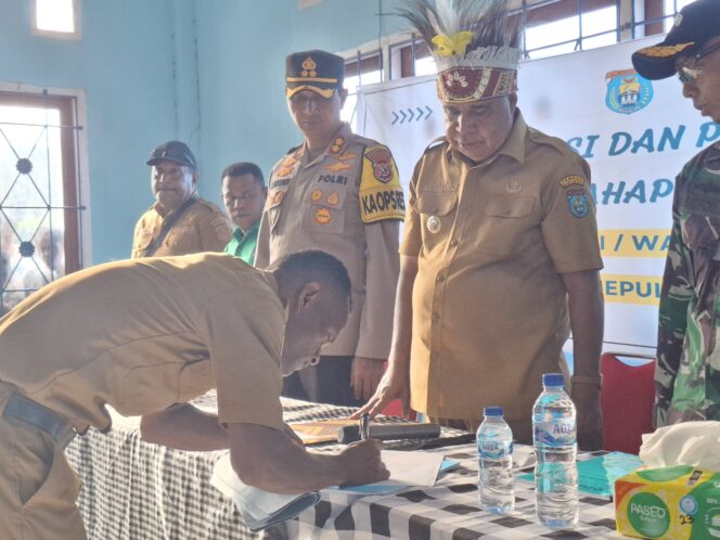
					Penandatanganan berita acara Penyeluran Dana Desa di Distrik tWonawa. Foto: Ainun Faathirjal/Kabarpapua.co
