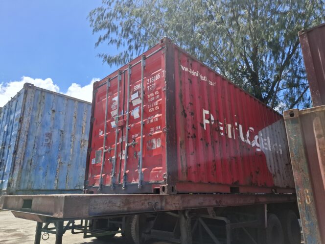 
					Kontainer yang berada di Pelabuhan Serui. Foto: Ainun Faathirjal/KabarPapua.co