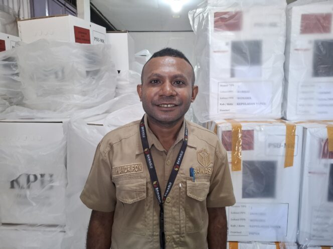 
					Ketua Badan Pengawas Pemilihan Umum (Bawaslu) Kabupaten Kepulauan Yapen, Hofni Mandripon. Foto: Ainun Faathirjal/KabarPapua.co