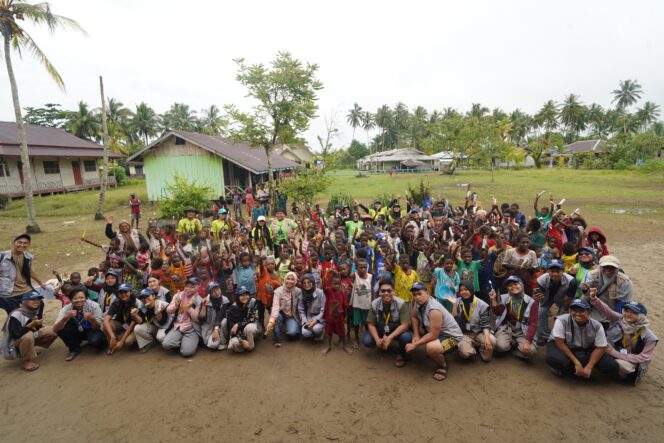 
					Mahasiswa KKN-PPM UGM saat bersama warga Atuka Mimika, Provinsi Papua Tengah. Foto: Tim KKN-PPM UGM