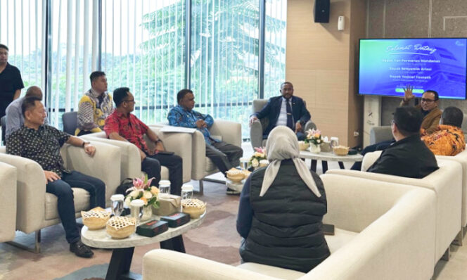 
					Bupati Kepulauan Yapen audiensi bersama Direktur Utama PT. ASDP Indonesia Ferry (Persero) di Kantor Pusat Jakarta. (IST)

