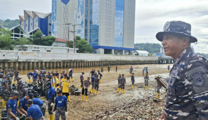
					Aksi bersih di Kali Overtoam Kota Jayapura oleh TNI AL bersama elemen masyarakat. (KabarPapua.co/Imelda)
