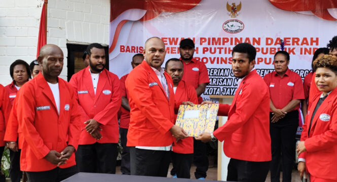 
					Penyerahan SK Ketua DPC Barisan Merah Putih (BMP) Kota Jayapura, Bobby Awi. Foto: Katharina/KabarPapua.co 