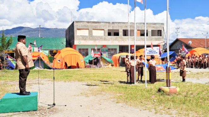 
					Bupati Jayawijaya Atenius Murip saat membuka kegiatan Jambore Cabang ke-V Gerakan Pramuka Cabang Jayawijaya. (Foto: istimewa)