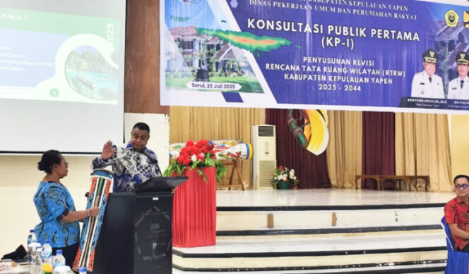 
					Kegiatan Konsultasi Publik Pertama dibuka resmi Bupati Kepulauan Yapen Benyamin Arisoy dengan penabuhan Tifa. (KabarPapua.co/Ainun Faathirjal)