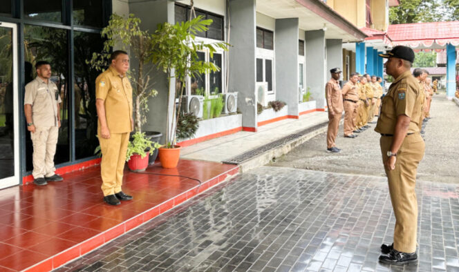 
					Bupati Kepulauan Yapen Benyamin Arisoy pimpin apel gabungan, Senin, 21 Juli 2025.