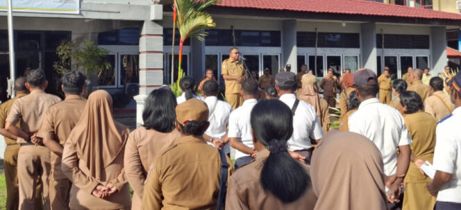 
					Bupati Kabupaten Kepulauan Yapen Benyamin Arisoy saat arahan pada apel gabungan, Senin 28 Juli 2025. Foto:  Ainun Faathirjal/Kabarpapua.co
