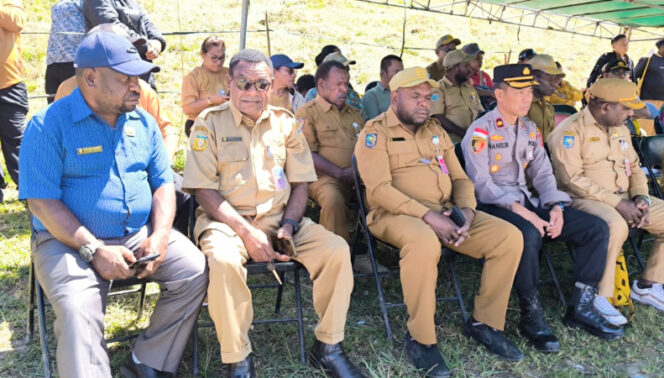 
					Ketua Komisi 1 DPRK Puncak Perius Denilson Wonda dan Ketua LMA Kabupaten Puncak Pudinus Alom duduk bersama forkopimda Kabupaten Puncak. (Foto dok: Diskominfo Puncak)