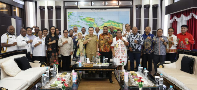 
					Pertemuan DPRP beesama Pj Gubernur Papua, Agus Fatoni. foto: Imelda/Kabarpapua.co