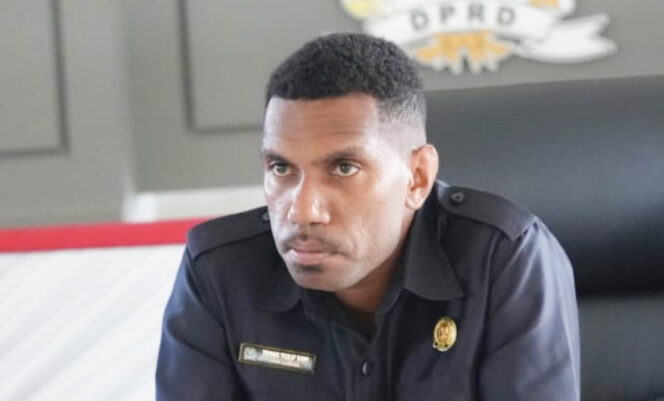 
					Wakil Ketua III DPRK Kaimana dari Fraksi Otsus, Dennis Y Sawi. (KabarPapua.co/Yosias Wambrauw)