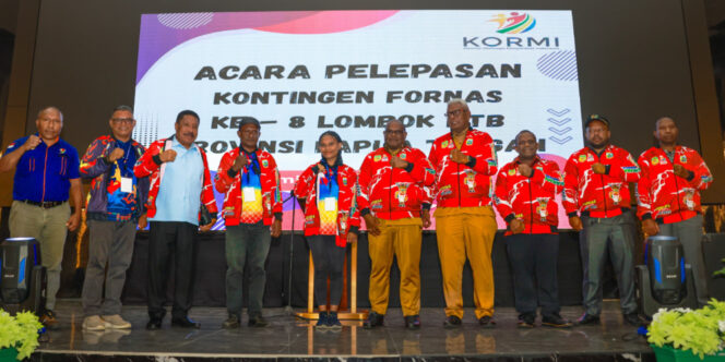 
					Gubernur Papua Tengah, Meki Nawipa melepas kontingen FORNAS ke NTB. Foto: ist