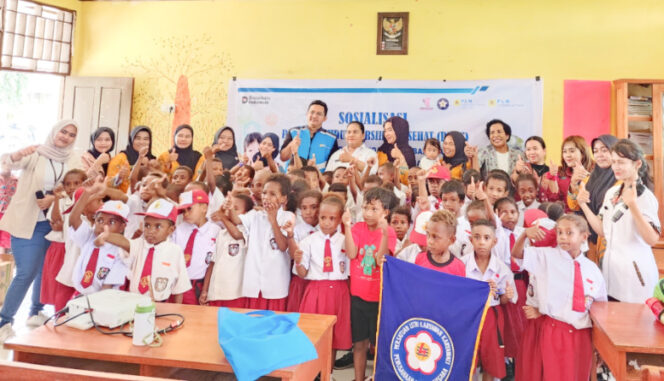 
					Foto bersama usai sosialisasi PHBS kepada Siswa SDN Inpres Skow Mabo. (Foto dok: PLN Indonesia Power UBP Holtekamp) 